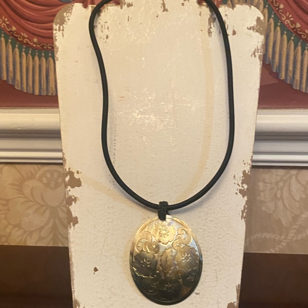 Shell Necklace - Picture 2 of 6
